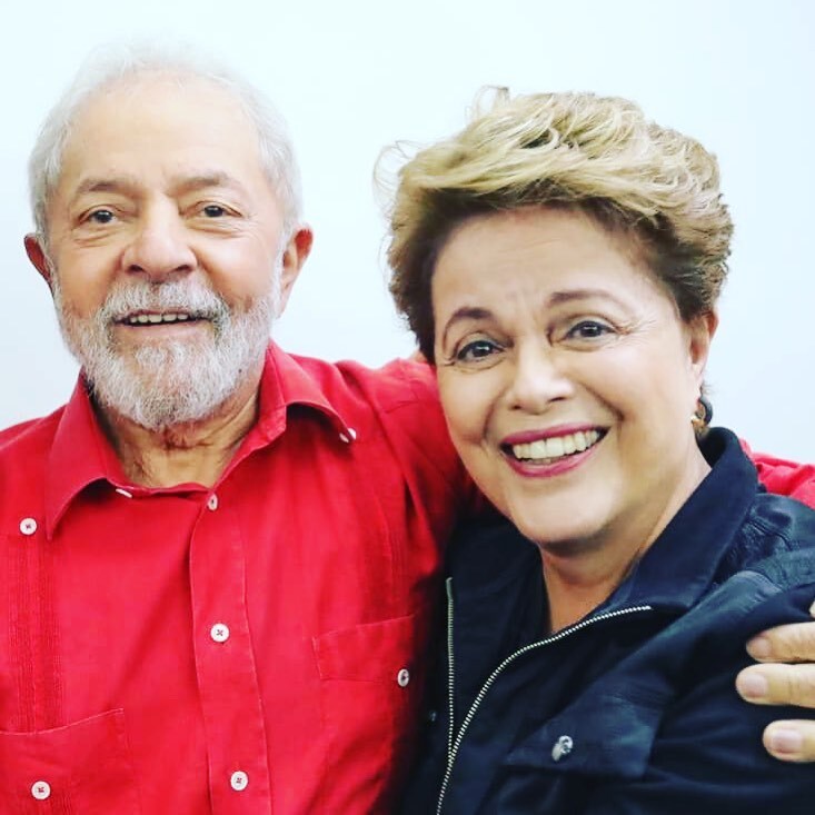 Ex-presidente Lula ao lado da ex-presidente Dilma