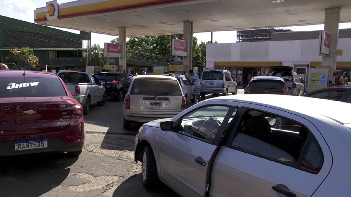 Brasileiros cruzam fronteira para abastecer na Argentina com gasolina a R$ 3,10
