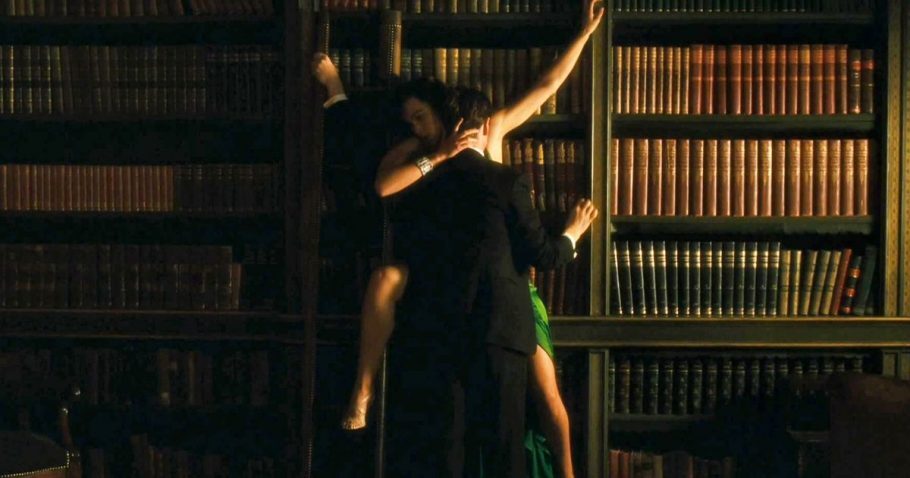 Cecilia e Robbie na emblemática cena de sexo na biblioteca