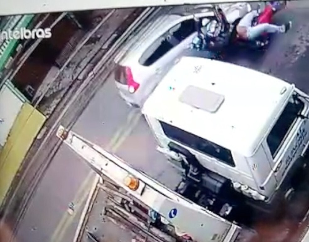 Câmera registrou momento em que motorista assaltado atropelou dupla que fazia arrastão na em rua de Taboão da Serra