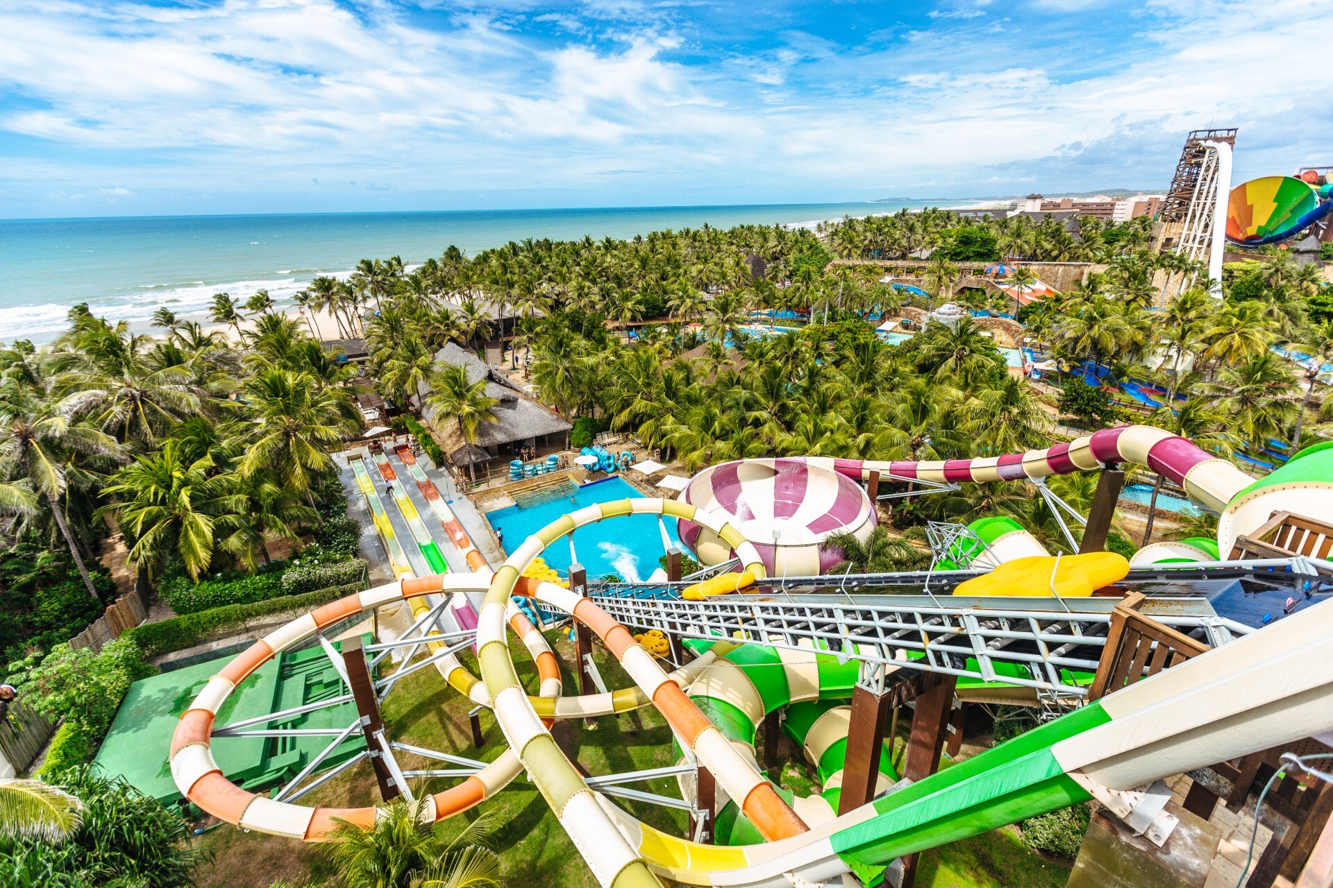 Aqua Park, que conta com 18 grandes atrações – Divulgação