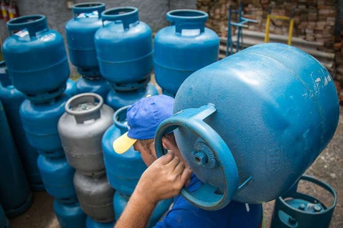  Bolsonaro sanciona lei do vale-gás; saiba quem tem direito ao novo benefício