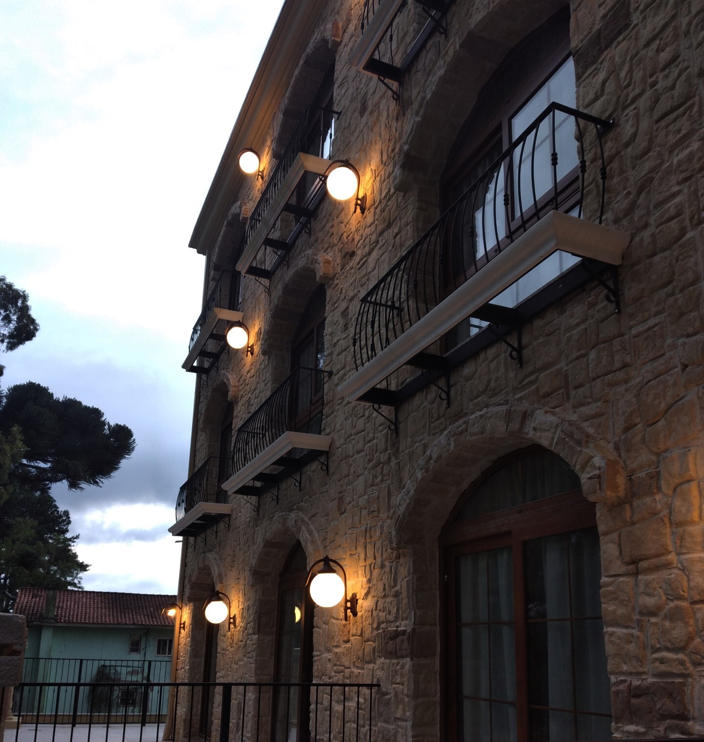 Varanda de uma das suítes do resort Buona Vitta, em Gramado, com arquitetura que remete à Toscana