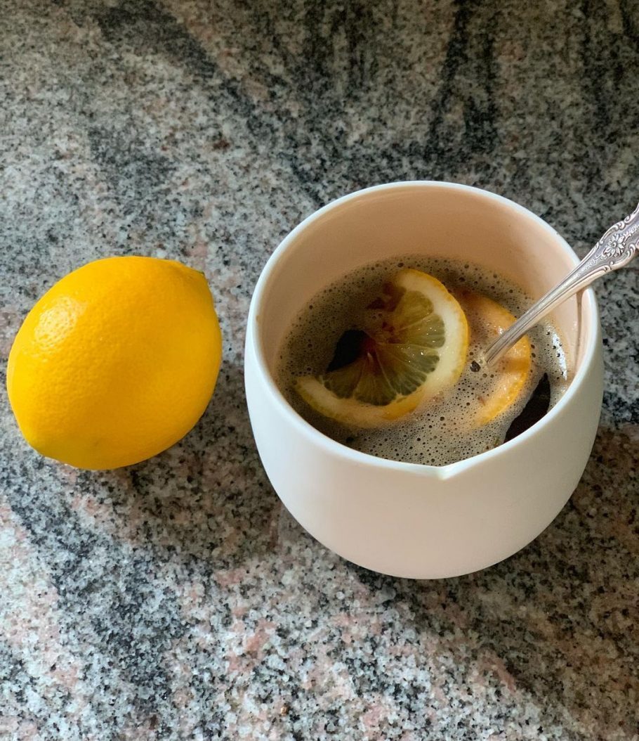 Café com limão virou modinha no Tiktok; entenda se funciona mesmo