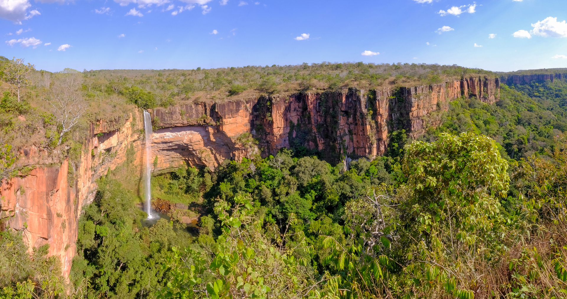 Vista da cachoeira Véu da Noiva, na Chapada dos Guimaraes, em Mato Grosso