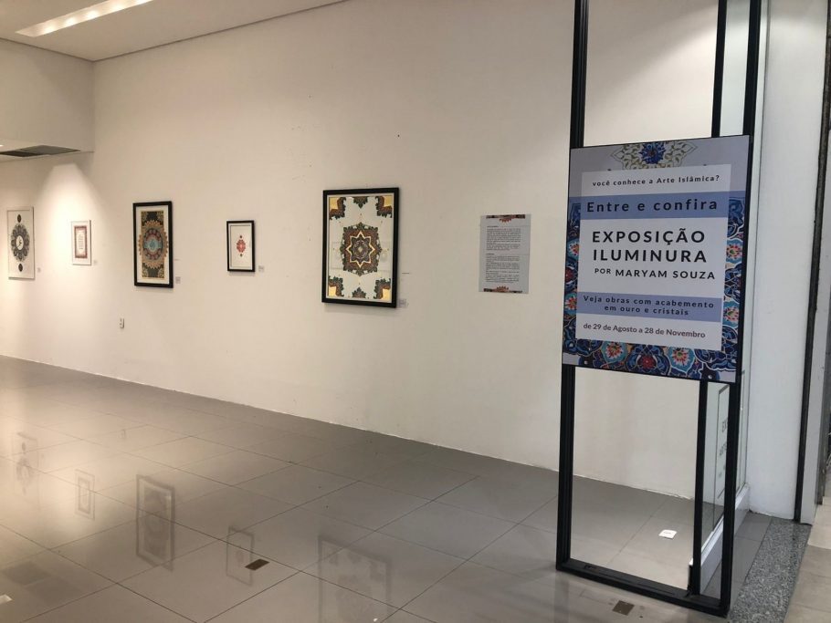 Pinturas artísticas feitas com folhas de ouro e reprodução de caricaturas fazem parte das três exposições em cartaz no empreendimento. Foto: Divulgação.