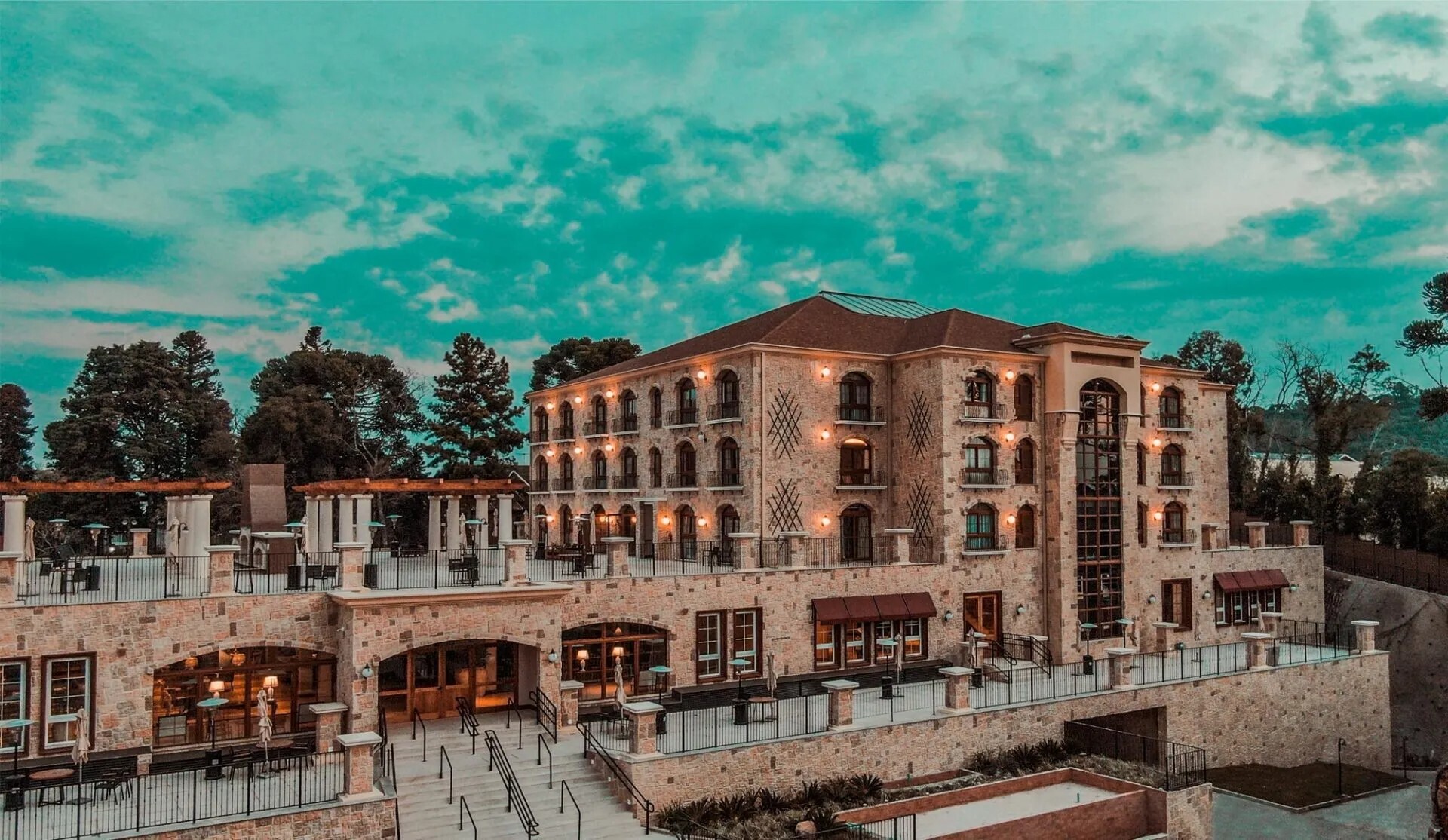 Vista panorâmica do resort Buona Vitta, em Gramado (RS), com sua arquitetura inspirada na região italiana da Toscana