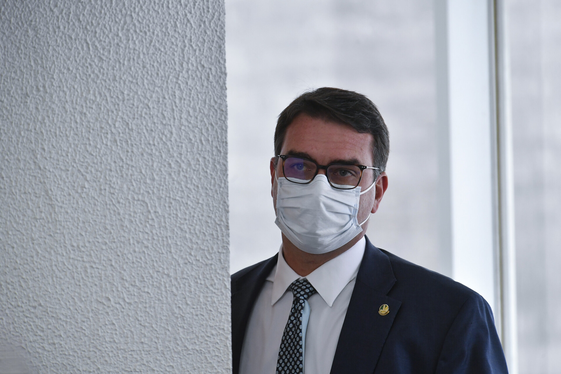 Senador é vaiado ao receber vacina em Brasília