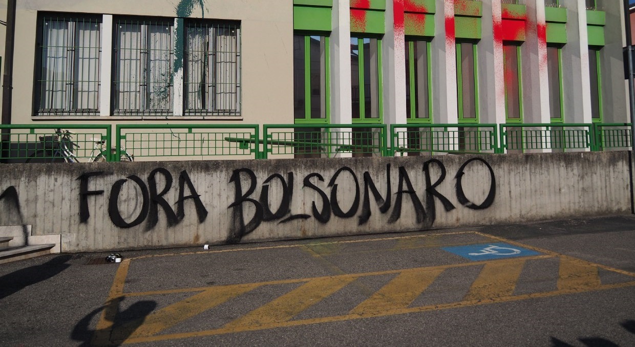 Ativistas fizeram protestos em frente à prefeitura de cidade italiana que homenageará o presidente do Brasil