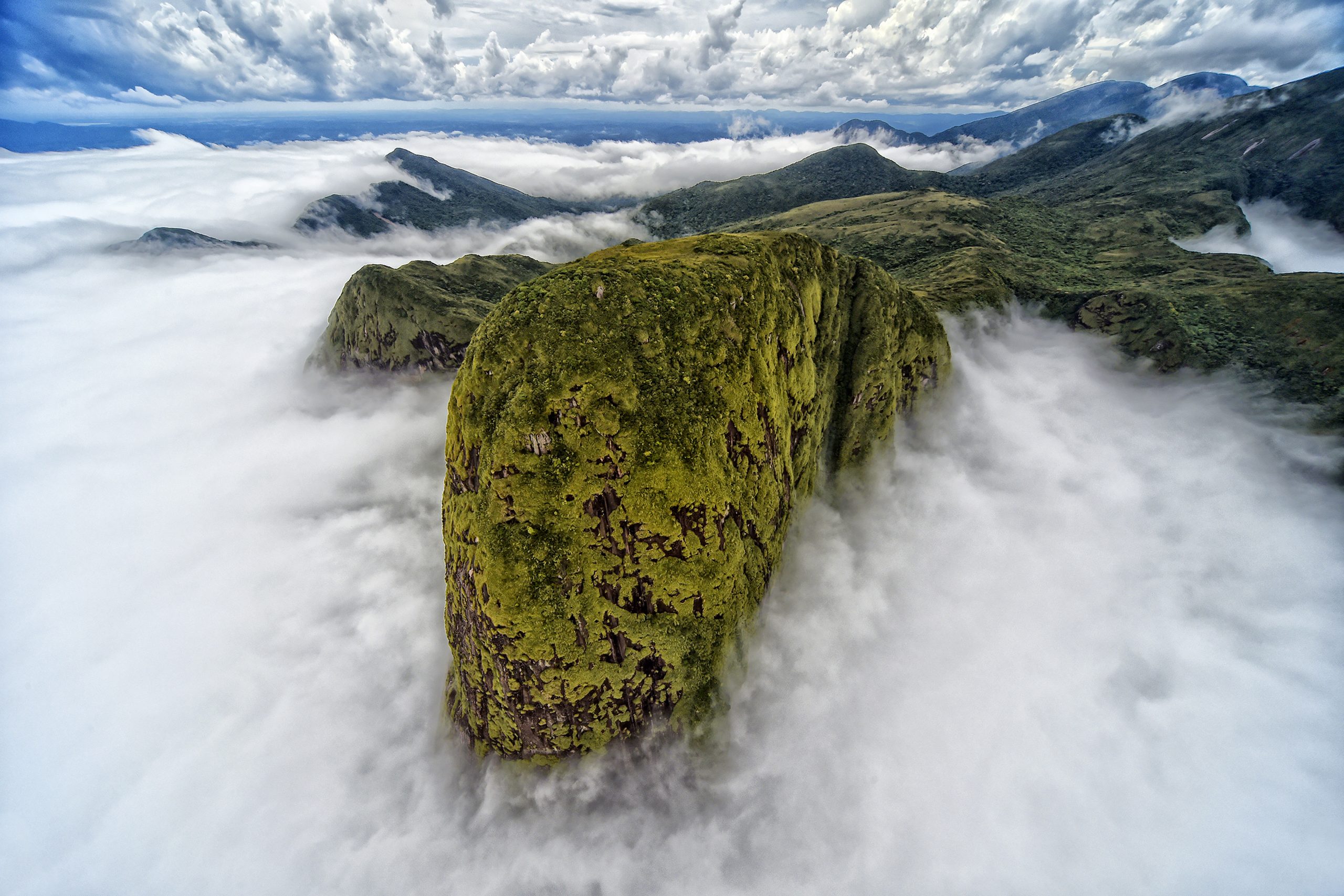 Imagem da serra do mar coberta por nuvens foi uma das premiadas no TNC Photo Contest 2021
