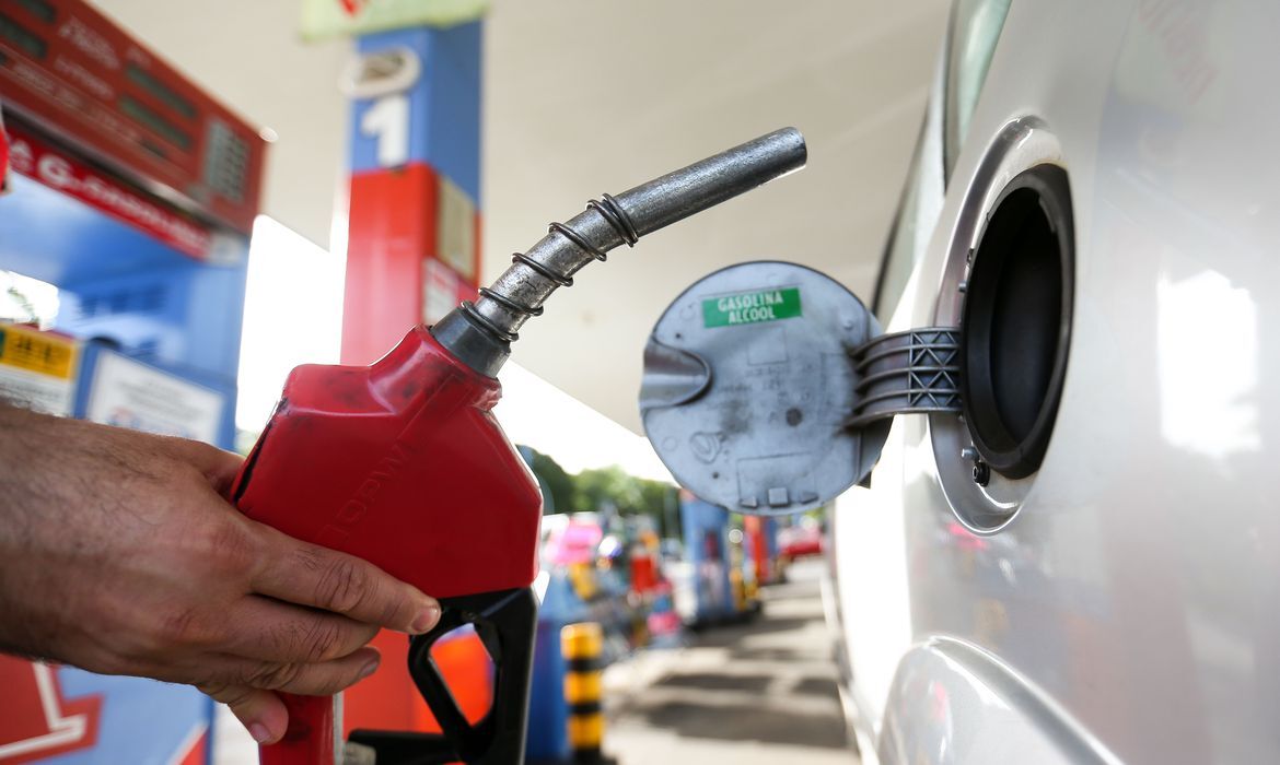 A gasolina e o gás de cozinha estão pesando muito no orçamento das famílias e puxando a inflação para cima