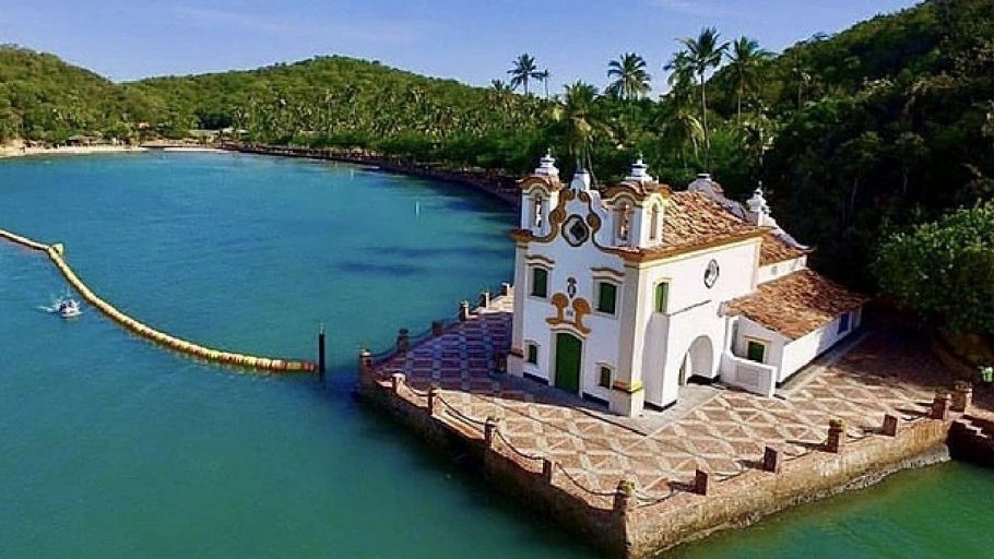 A Ilha dos Frades, na baía de Todos os Santos , em Salvador; destino tem passagens em promoção