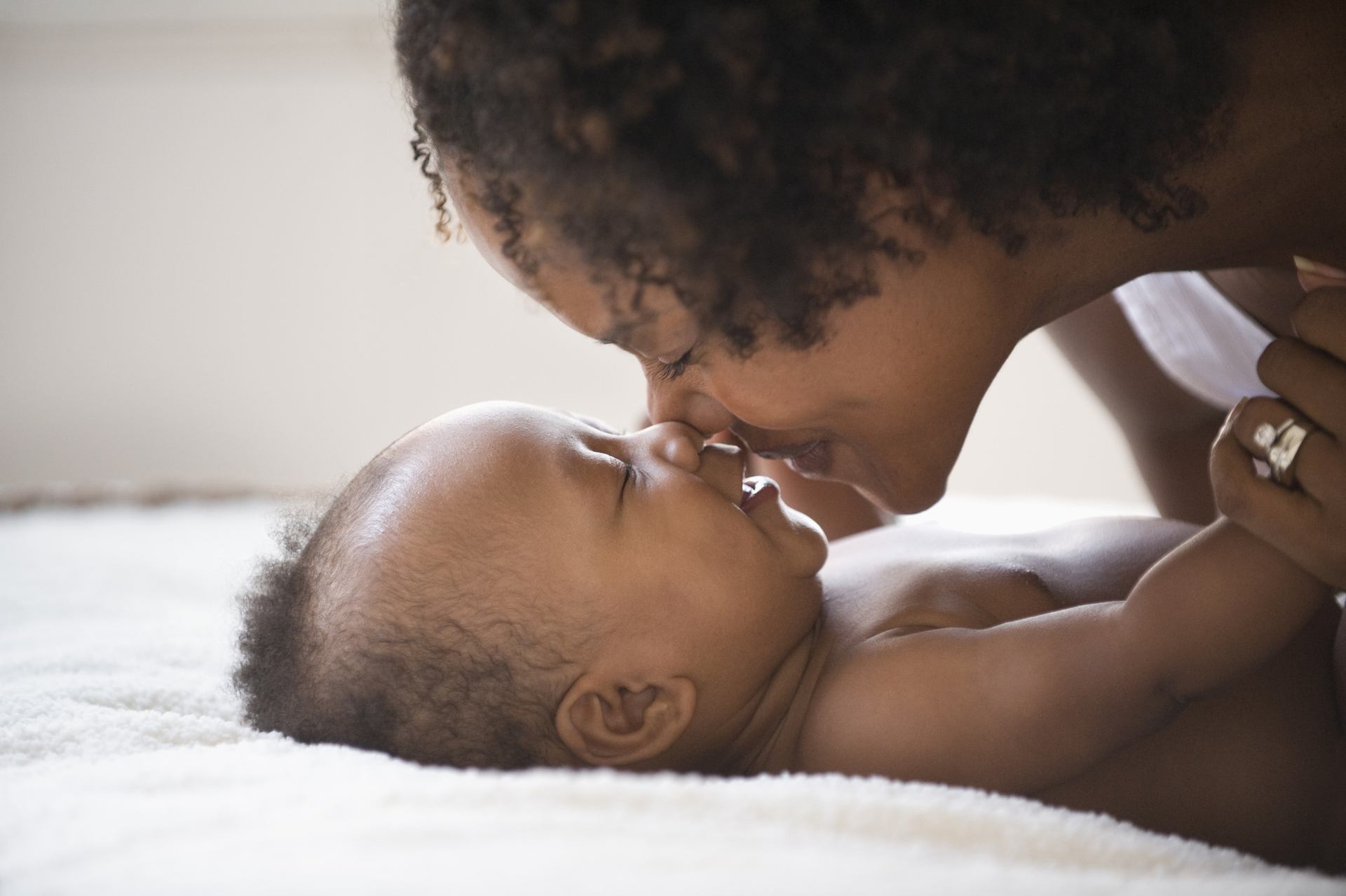 Contato pele a pele pode ajudar a redução de cólicas do bebê