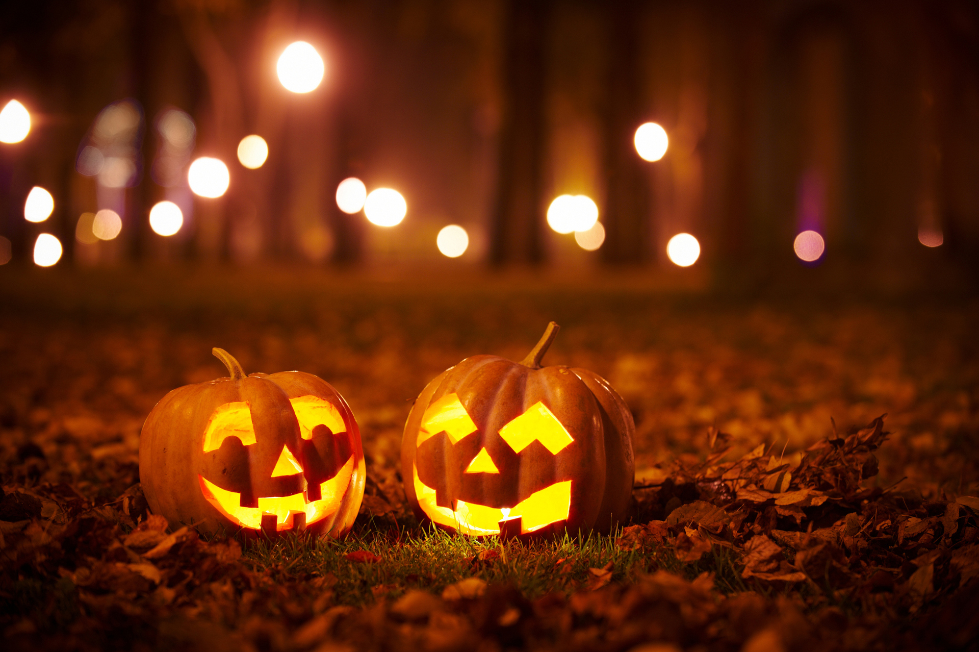 O Halloween, que tem origem nas Ilhas Britânicas com o Samhain, é uma das festas folclóricas que você pode saber sua origem na plataforma