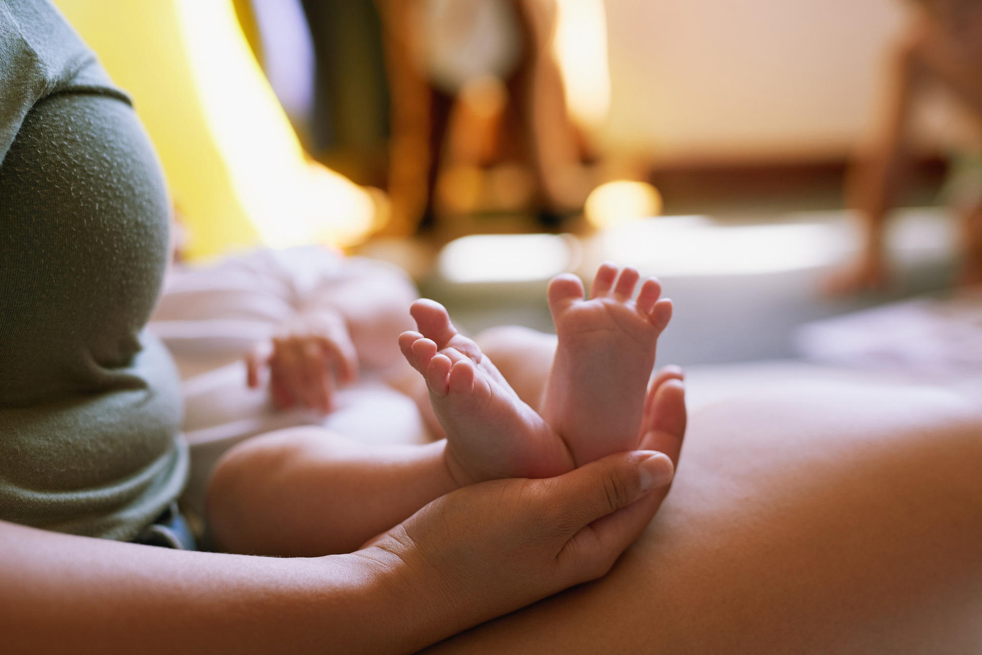 O contato pele a pele reforça a importância do vínculo entre a mãe e o bebê para a formação de sua personalidade e percepção sobre o mundo