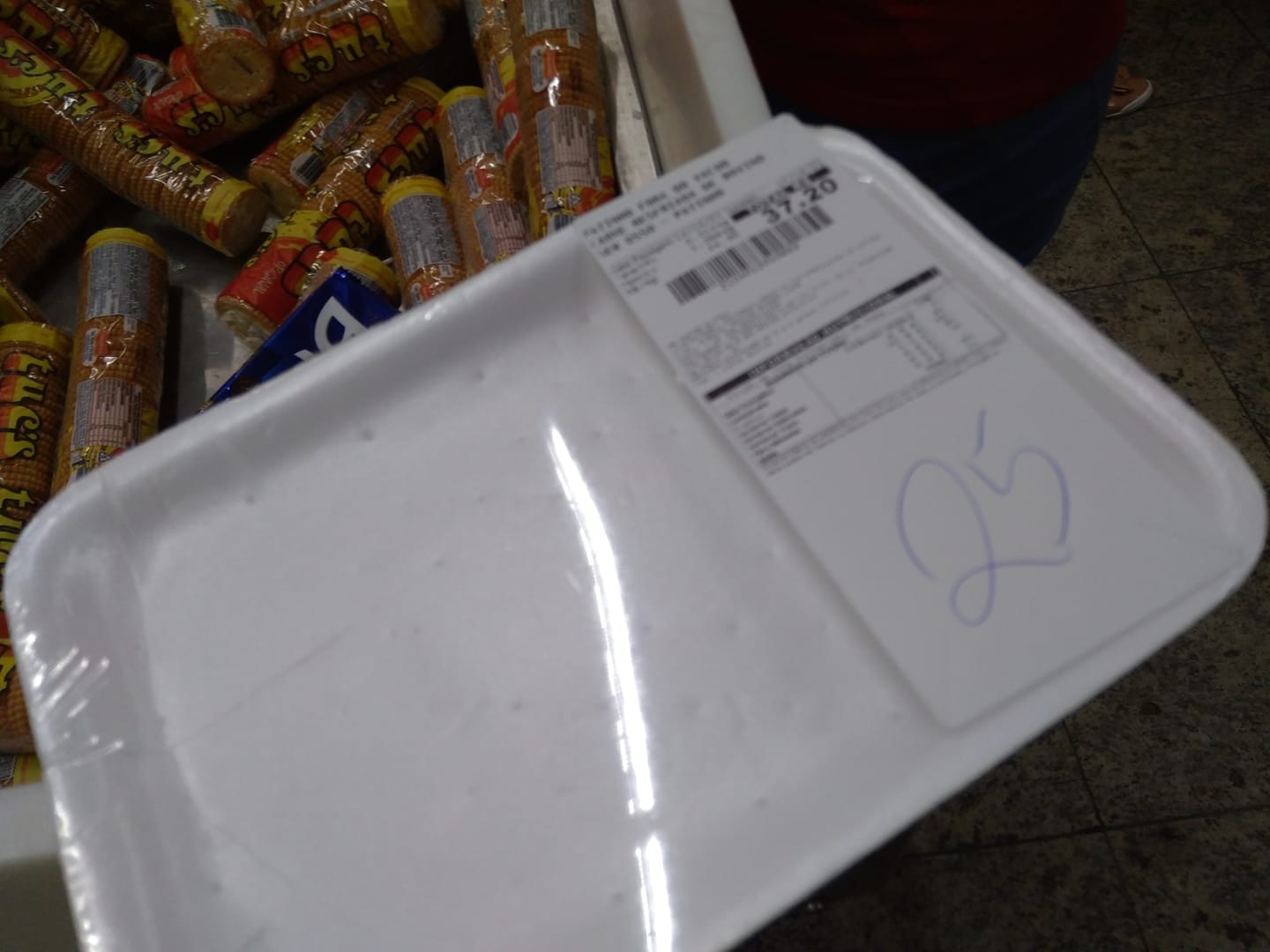 Mercado em SP entrega bandeja de carne vazia até receber o pagamento
