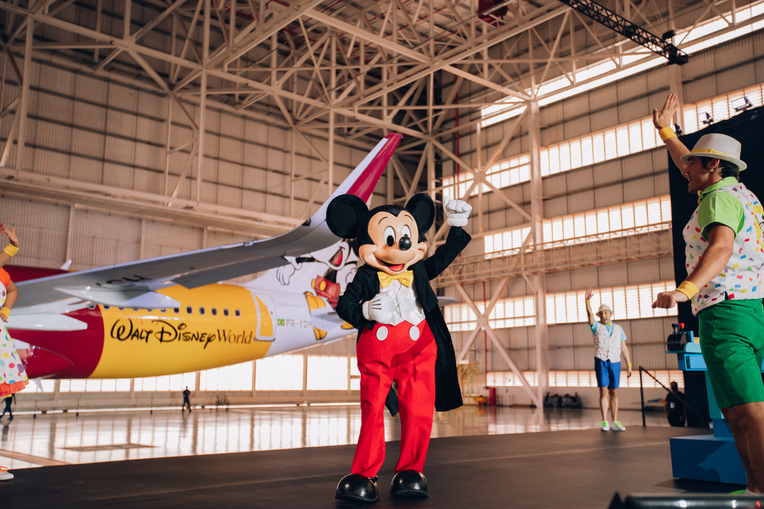 Mickey Mouse apresenta o novo avião da Azul Linhas Aéreas