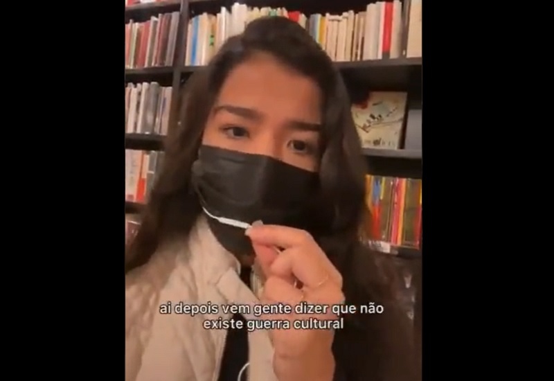 Mulher vira piada na web ao comparar Marx a Olavo de Carvalho em livraria