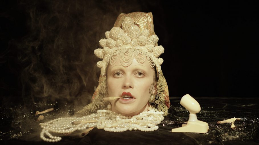 Assista ao russo “Tzarina Descamada”, um conto de fadas contemporâneo e bizarro!