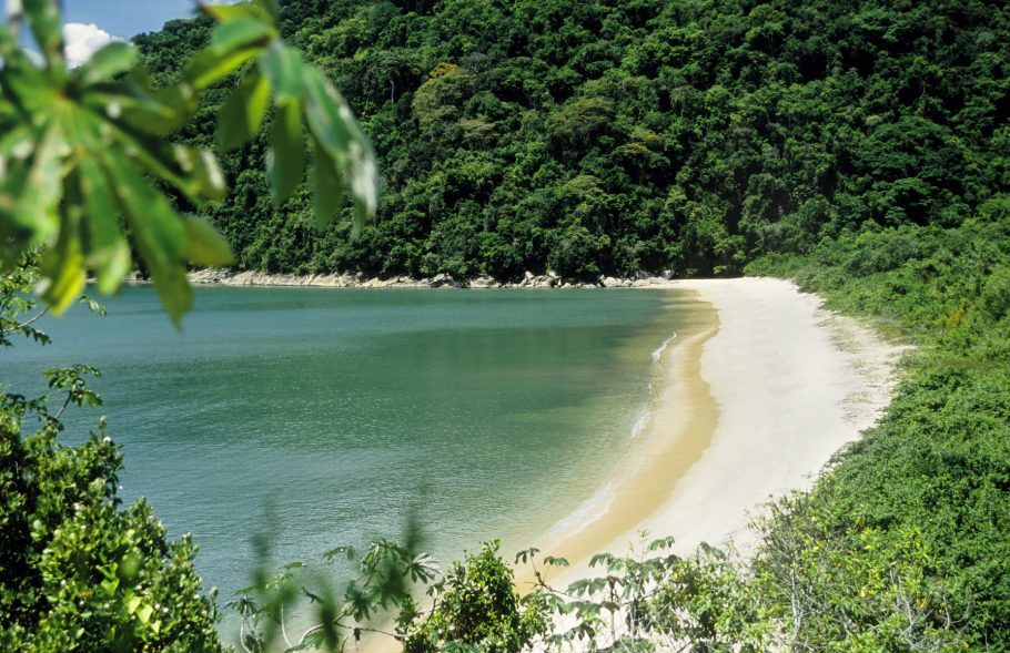 Praia na região de Paraty, no litoral sul do Rio de Janeiro.