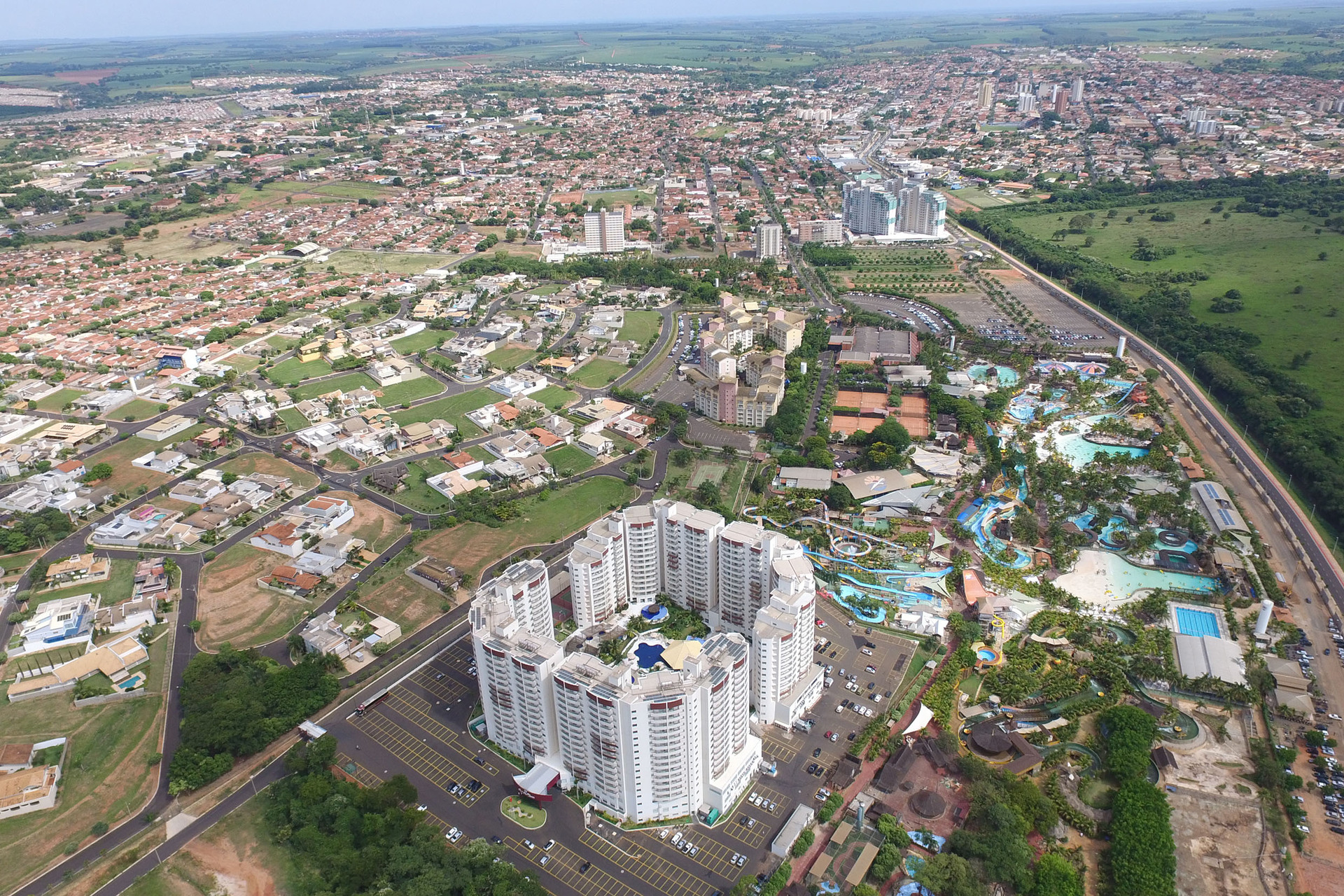 Vista aérea da cidade de Olímpia, no noroeste paulista, que é chamada de a “Orlando brasileira”