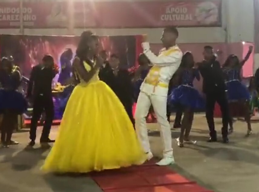 Vídeo da dança de participantes da festa de 15 anos de Kamilly no Jacarezinho, no Rio