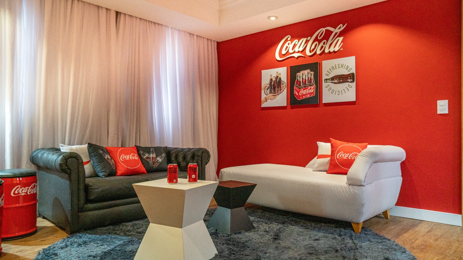 Detalhes do quarto temático da Coca-Cola no no Mabu Thermas Grand Resort, em Foz do Iguaçu (PR)