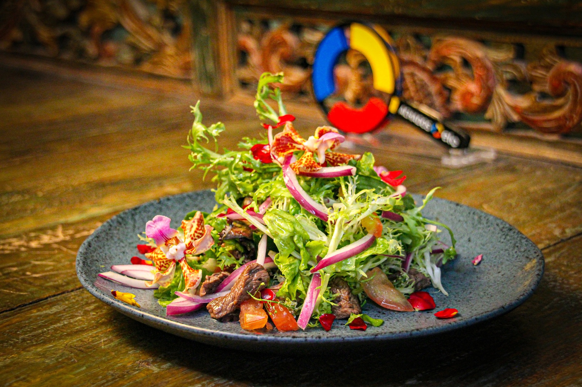 Prove a Thai beef Salad, feita com tiras delicadas de mignon no molho de ostras com folhas verdes, cebola roxa e tomate