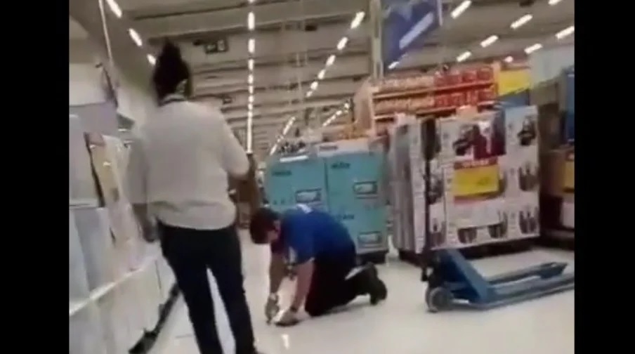 Vídeo: Vendedor é humilhado por gerente ao limpar chão de joelhos