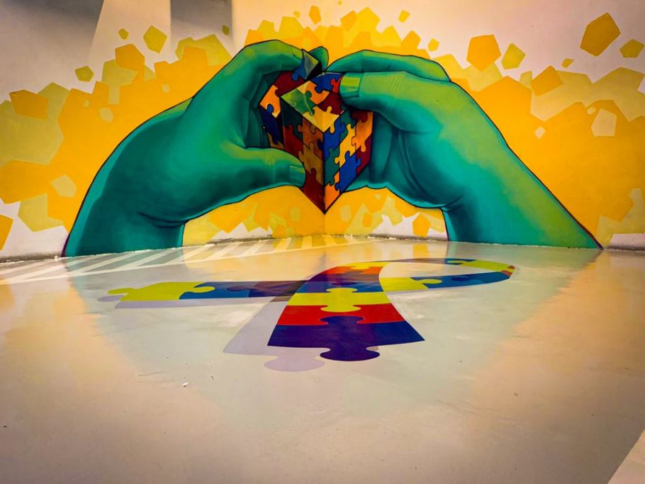 Vaga especial foi pintada por Kauê Fidélis, artista visual e grafiteiro com Transtorno do Espectro Autista. Foto: Divulgação.