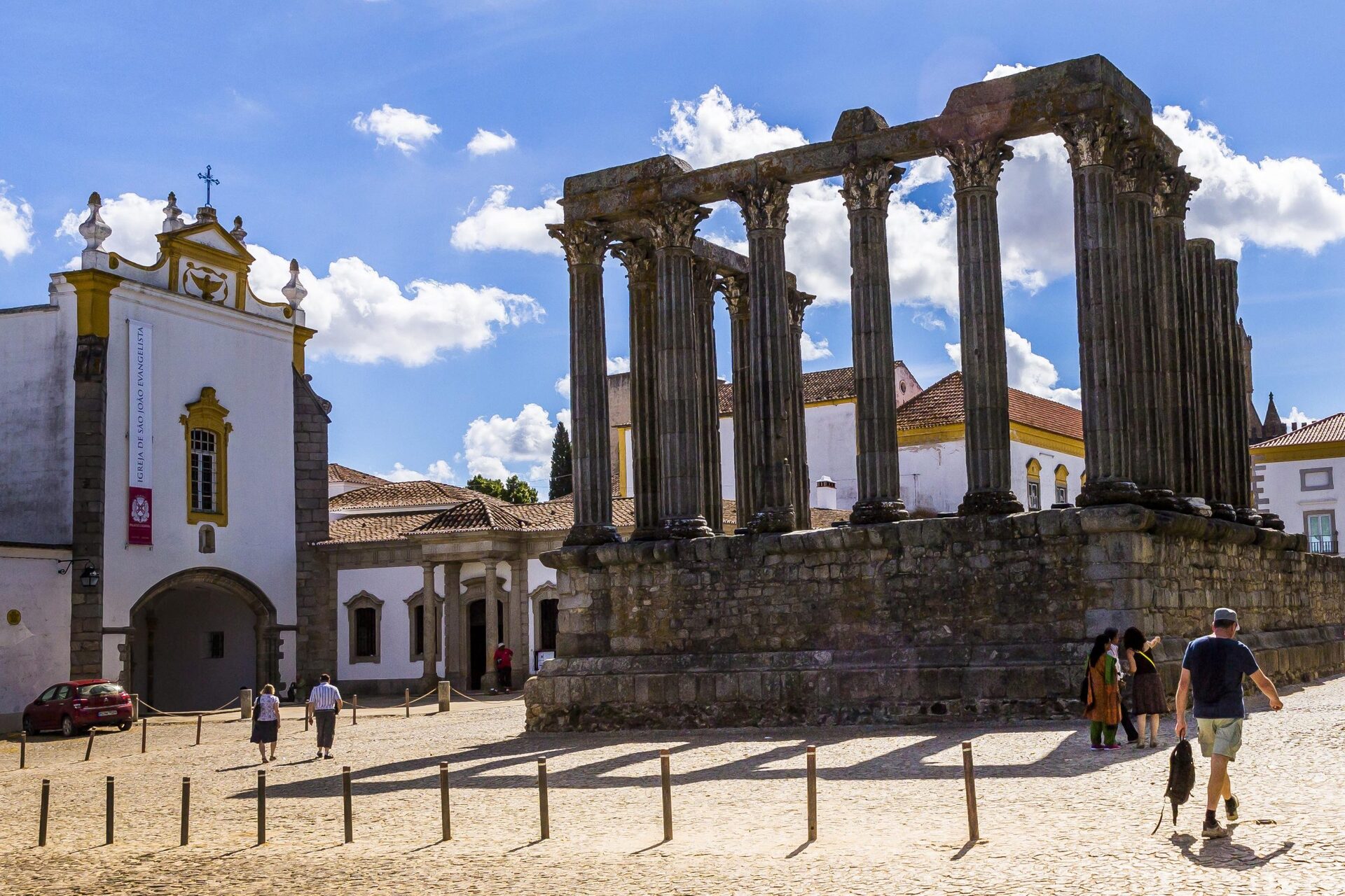 O templo romano de Évora, uma das belezas do Alentejo, a maior região de Portugal