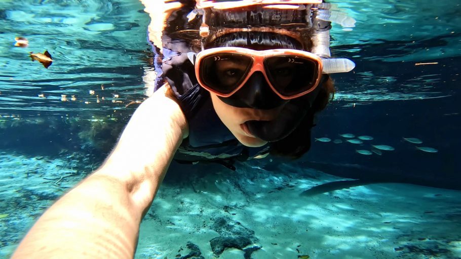 Frame de vídeo captado debaixo da água no Aquário Encantado, em Nobres