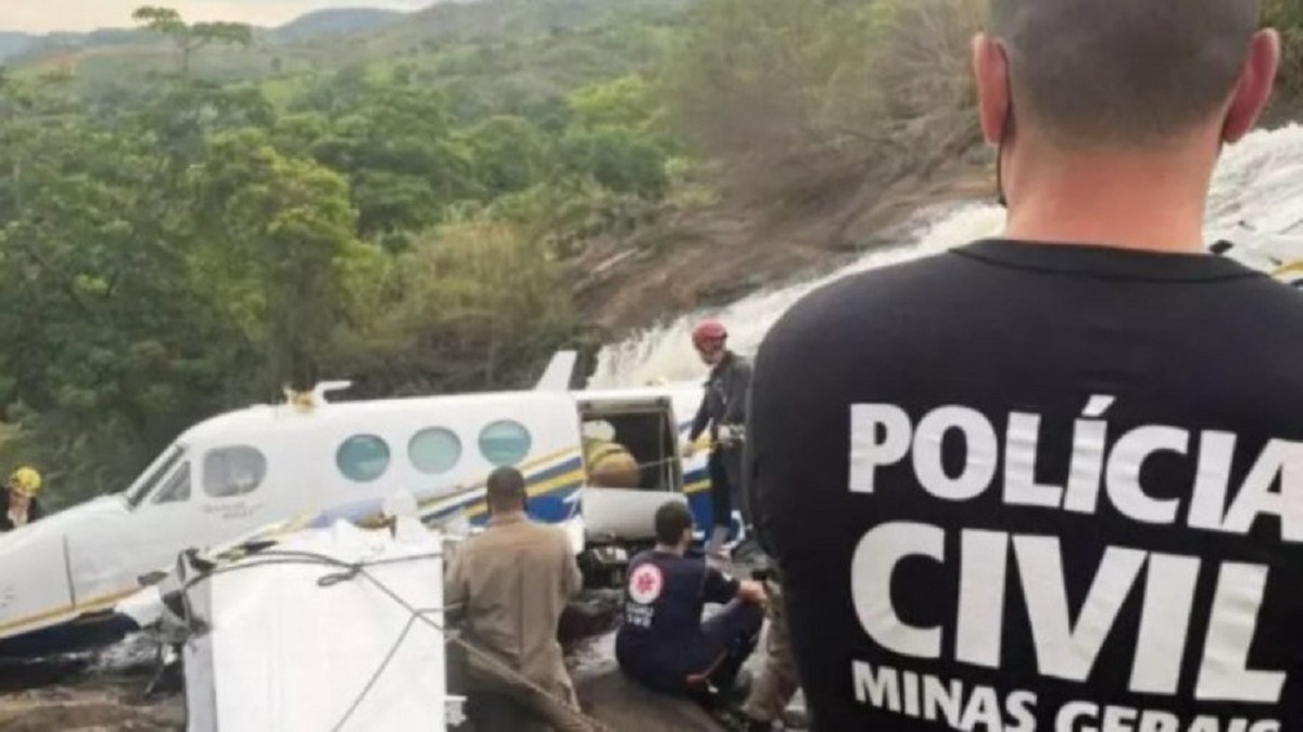 Piloto do avião que transportava Marília Mendonça falou duas vezes sobre pouso