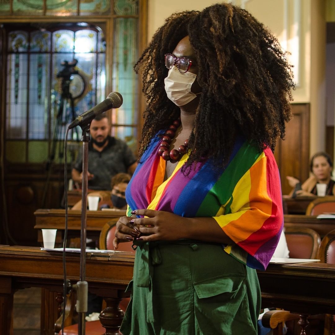 Vereadora é alvo de transfobia em Niterói: 'viadinho'