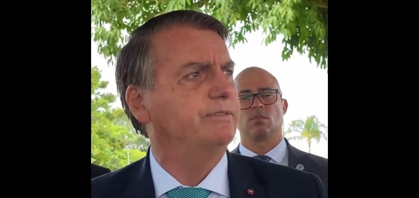 Bolsonaro reclama que é difícil adotar modelo educacional de Hitler no Brasil