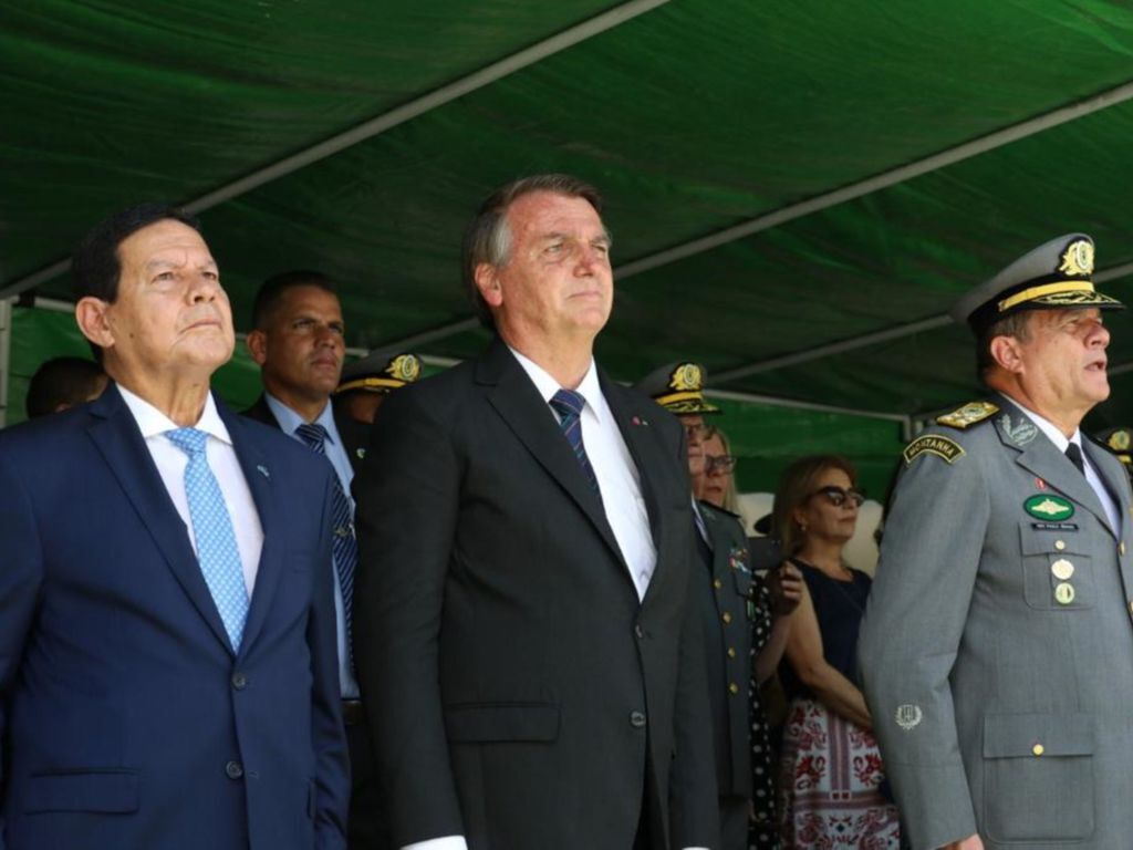 Bolsonaro participa de Solenidade de Entrega de Espadas aos Novos Aspirantes, em Resende (RJ).