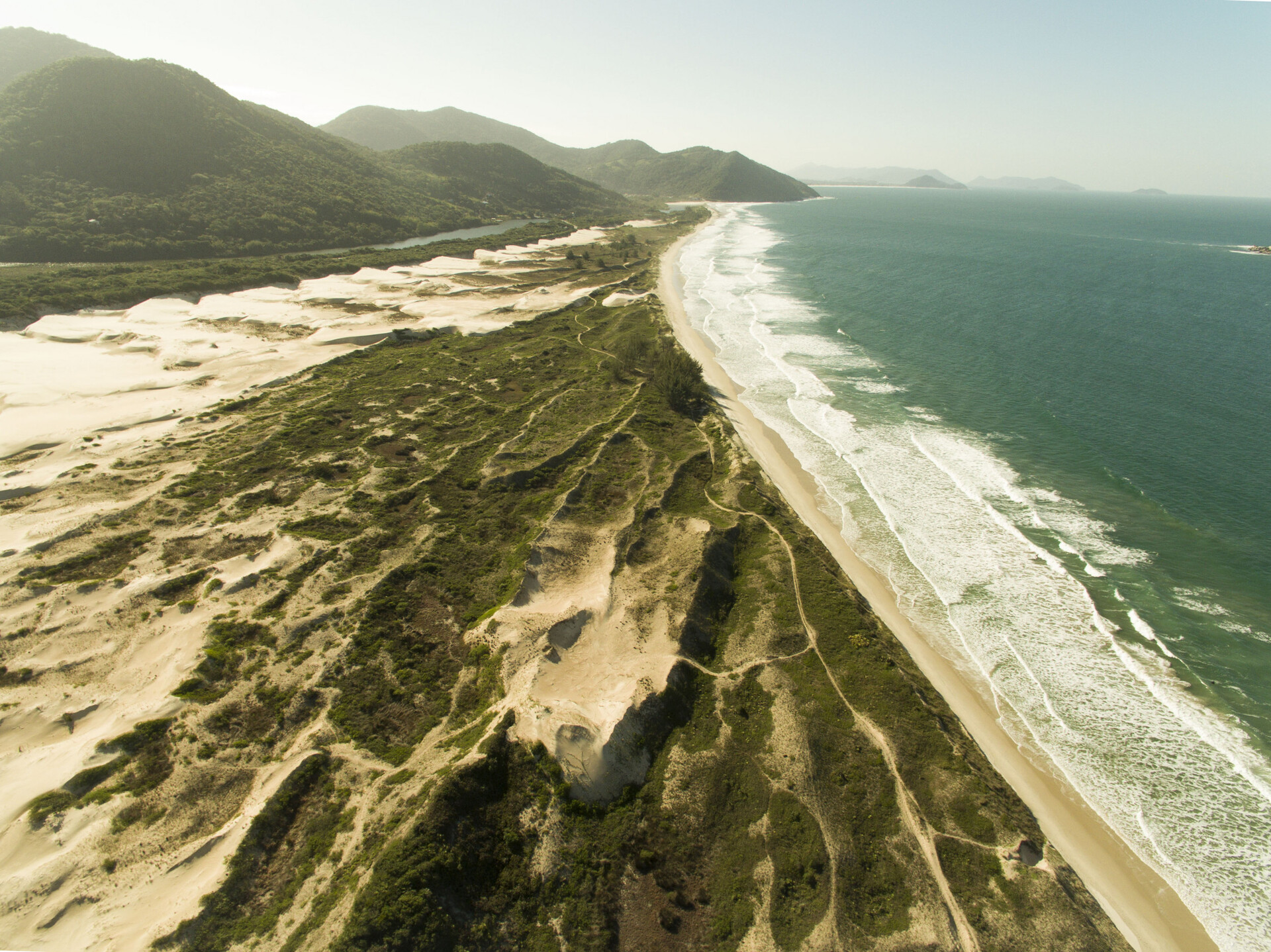 Dunas fixas e móveis da praia do Siriú cercadas por áreas de restinga