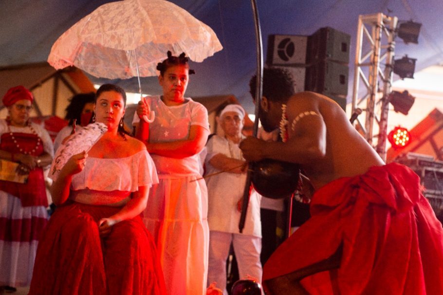 Espetáculo é encenado trazendo os costumes da cultura negra. Foto: Divulgação.