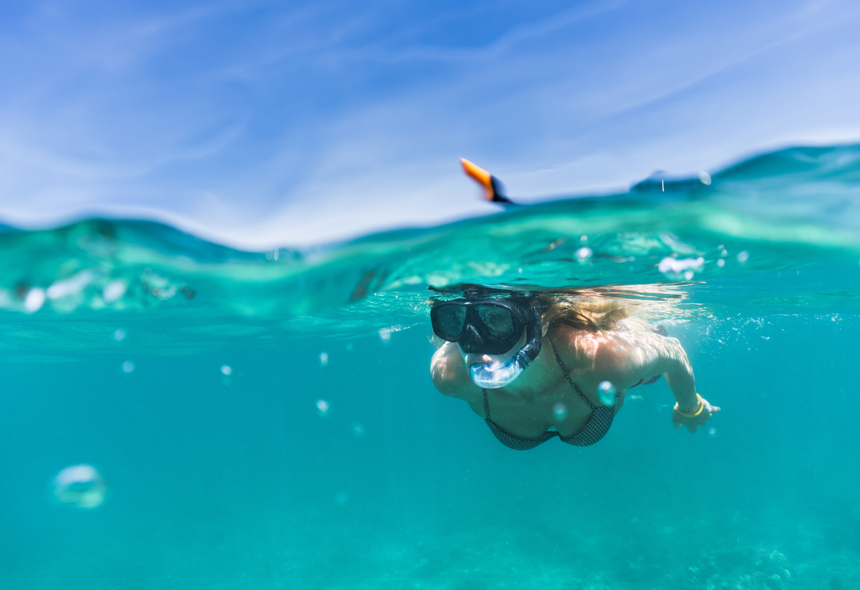 Mergulhar no mar está entre as preferências dos brasileiros quando viaja