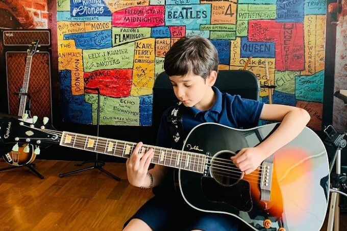 Criança tocando guitarra