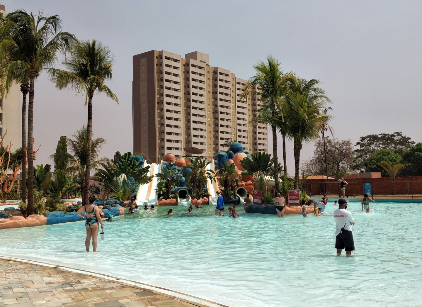 Hóspedes do Hot Beach Suites têm acesso livre ao parque aquático Hot Beach