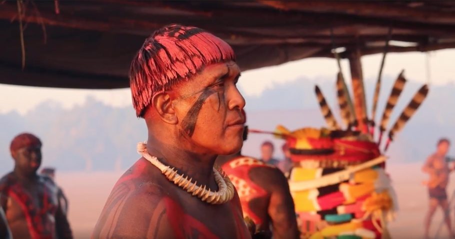 “Kukuho – Canto Vivo Wauja” trata de um líder da comunidade Waujá do Xingu, que tenta preservar seus costumes
