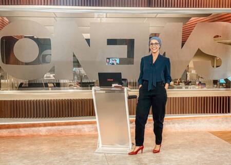 apresentadora com lenço na cabeça revela câncer de mama