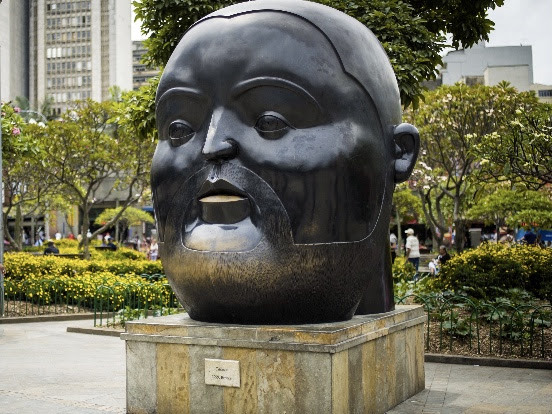A Plaza Botero abriga figuras monumentais de bronze