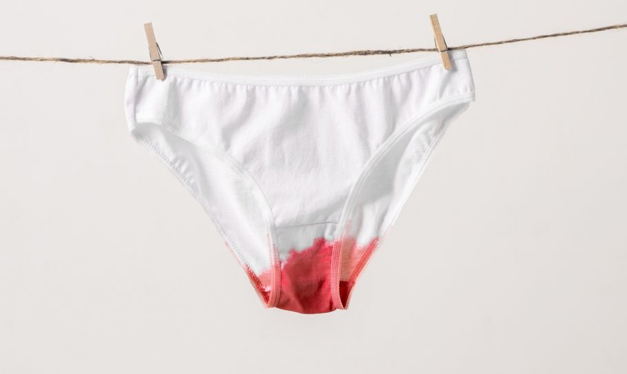 calcinha suja de menstruação