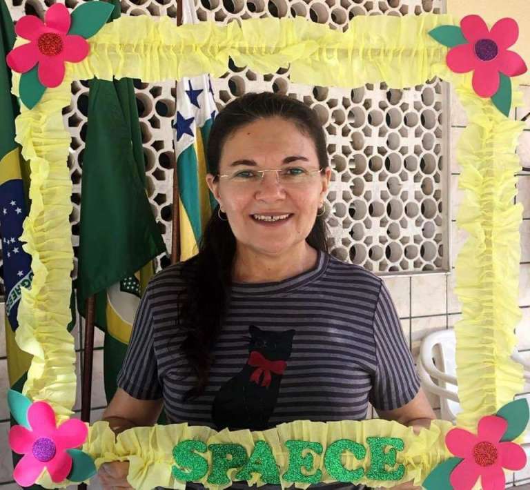 Legenda: A professora Núbia Rocha leciona redação na Escola de Ensino Médio (EEM) Nazaré Severiano, em Santana do Acaraú.