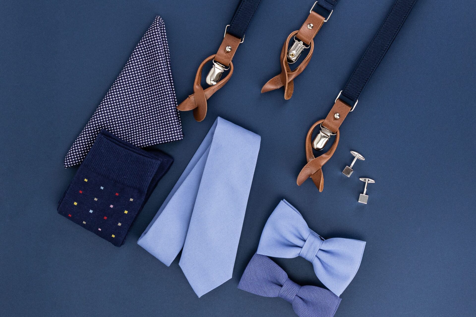 Hoje, o portfólio da marca inclui gravatas slim e borboleta, lenços, suspensórios e mochilas