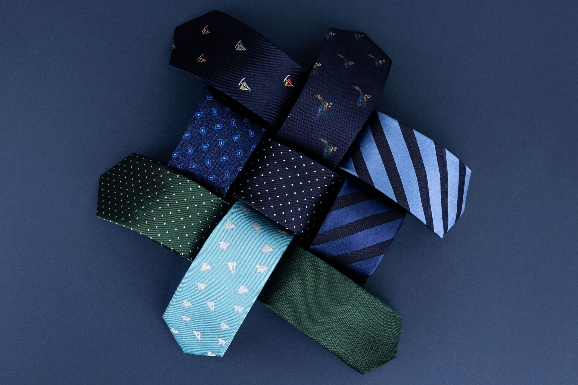 “Nossa missão é que as pessoas curtam esse processo de escolher a gravata. Que seja difícil decidir entre tantas opções bacanas, sabe?”, provoca a artesã Mirela Barcza