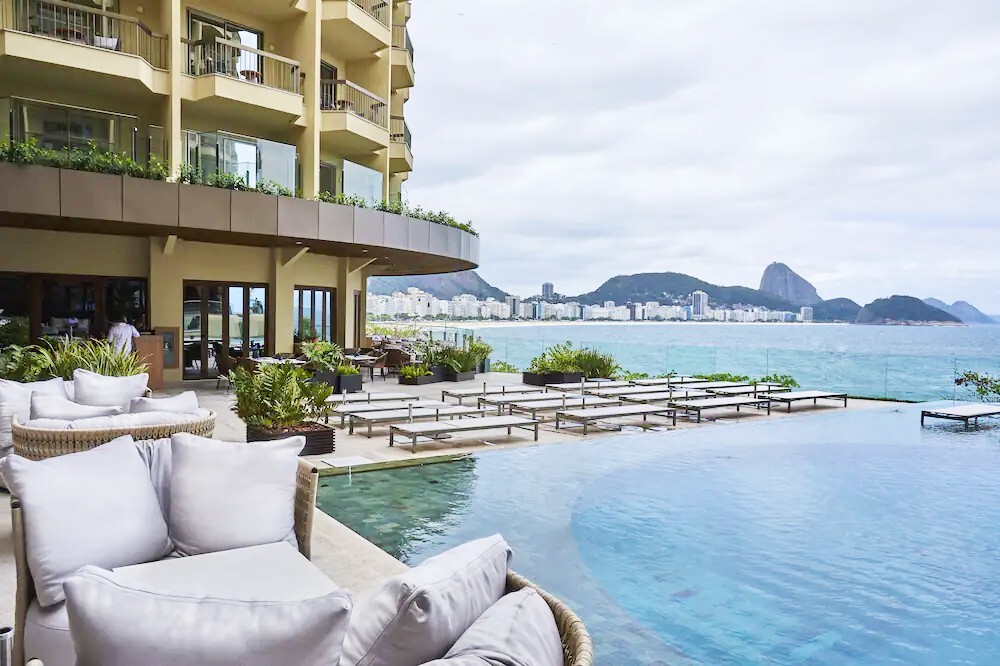 A piscina do Fairmont Rio de Janeiro Copacabana oferece uma vista espetacular
