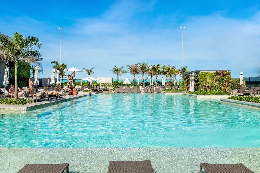 A bela piscina do hotel Grand Hyatt Rio de Janeiro
